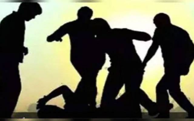 ڈیفنس میں ہوٹل ملازمین کا پولیس اہلکار اور شہری پر تشدد