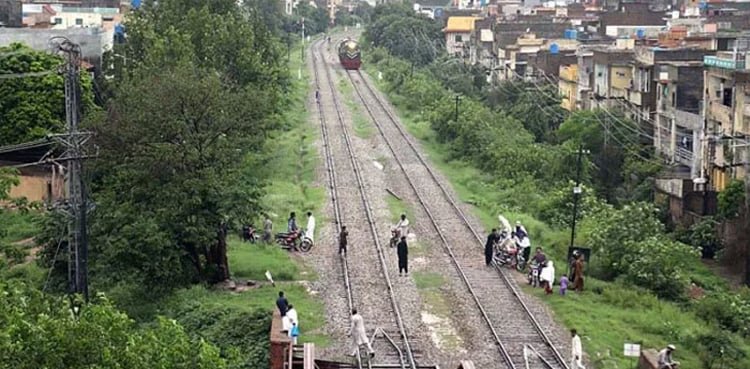 ریلوے کی زمین واگزار کرانے کے لیے لکڑیوں کے گھر مسمار