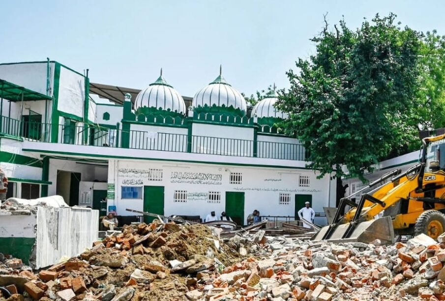 تجاوزات کی آڑ میں 20 سے زائد مساجد اور مدارس شہید 1 تجاوزات کی آڑ میں 20 سے زائد مساجد اور مدارس شہید