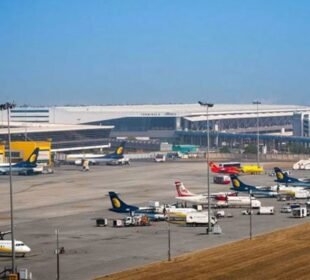 دہلی ائیرپورٹ پر سینکڑوں پروازیں تاخیر کا شکار 5 دہلی ائیرپورٹ پر سینکڑوں پروازیں تاخیر کا شکار