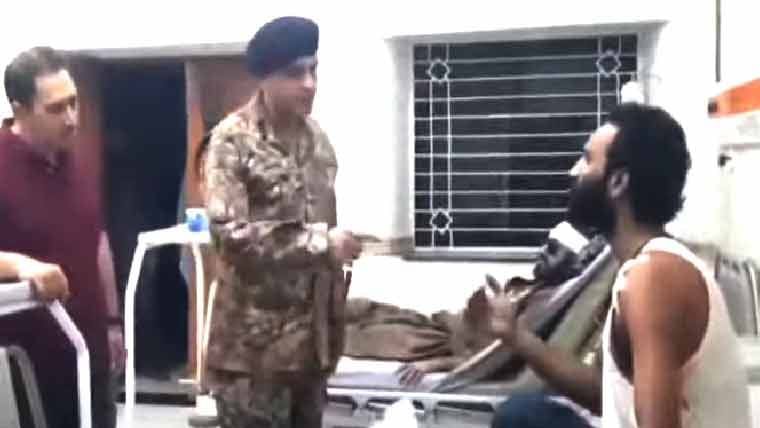 کورکمانڈر بہاولپور نے ہسپتال کا دورہ کر کے زخمیوں کی عیادت کی