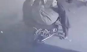 کراچی میں بیٹوں کے ہاتھوں باپ قتل 1 کراچی میں بیٹوں کے ہاتھوں باپ قتل