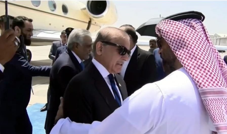 وزیرِ اعظم پاکستان متحدہ عرب امارات پہنچ گئے