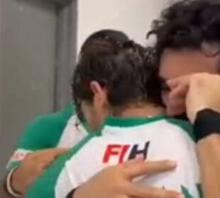 پاکستانی پلیئرز تاریخی فتح پر رو پڑے