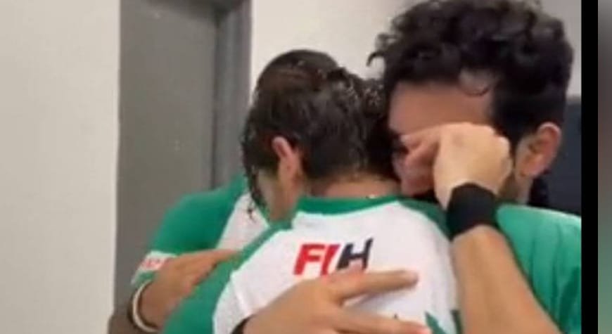 پاکستانی پلیئرز تاریخی فتح پر رو پڑے