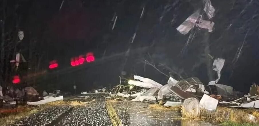 امریکہ میں ہوا کے 2 بگولوں سے تباہی 1 امریکہ میں ہوا کے 2 بگولوں سے تباہی