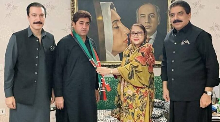 پی ٹی آئی کے 2 ممبران پیپلز پارٹی میں شامل