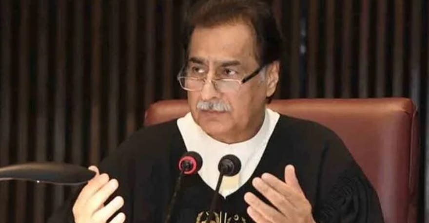 وزیر دفاع کی اسپیکر کی تنخواہ بڑھانے پر کڑی تنقید