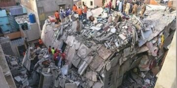 عمارت گرنے کے بعد لیاری میں ریسکیو آپریشن جاری