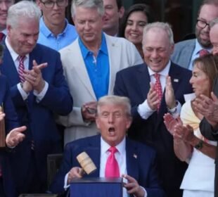 صدر ٹرمپ نے " بگ بیوٹی فل بل " پر دستخط کر دیے 7 صدر ٹرمپ نے " بگ بیوٹی فل بل " پر دستخط کر دیے