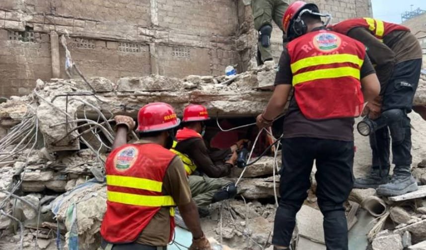 زمین بوس ہونے والی عمارت سے 3 ماہ کی بچی زندہ نکال لی گئی