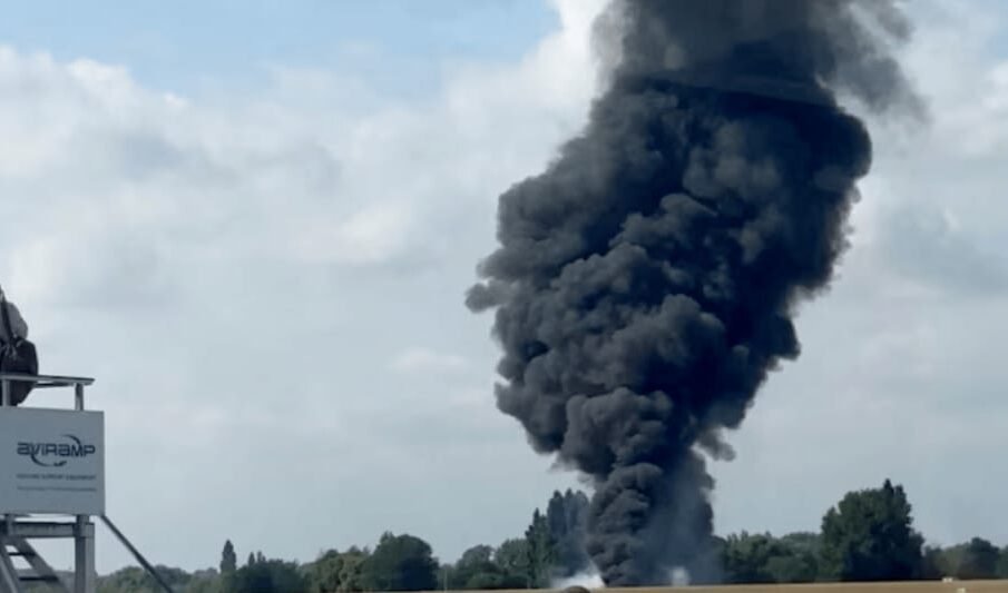 ساؤتھ اینڈ ائیرپورٹ پر طیارہ گر کر تباہ