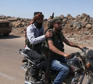 شام میں فرقہ ورانہ جھڑپوں سے 89 افراد جاں بحق 10 شام میں فرقہ ورانہ جھڑپوں سے 89 افراد جاں بحق