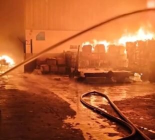 لاہور ائیرپورٹ کے کارگو ایریا میں خوفناک آتشزدگی 1 لاہور ائیرپورٹ کے کارگو ایریا میں خوفناک آتشزدگی