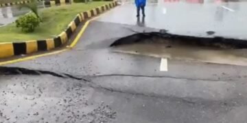 بارشوں سے متعدد سڑکیں ٹوٹ پھوٹ کا شکار