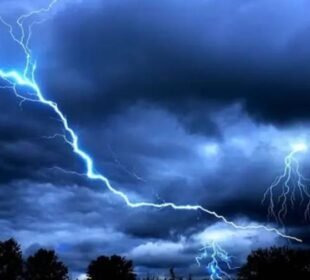 آسمانی بجلی گرنے سے 33 افراد ہلاک