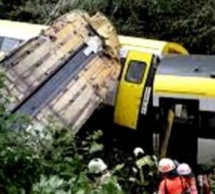 جرمنی میں ٹرین حادثہ، 3 مسافر ہلاک متعدد زخمی 4 جرمنی میں ٹرین حادثہ، 3 مسافر ہلاک متعدد زخمی