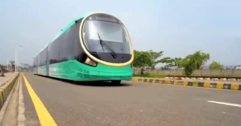 IMG-20250730-WA0019پہلی اے۔ آر ۔ ٹی بس لاہور پہنچ گئی    وزیر اعلیٰ پنجاب مریم نواز نے ایکس پر ایشیا کی پہلی A R T بس لاہور پہنچنے پر خوشی کا اظہار کیا اور کہا بس کو عوام کے لیے مؤثر ، جدید اور ماحول دوست قرار دیا ہے، انہوں نے کہا کہ اے۔ آر۔ ٹی جدید ترین سسٹم پر مبنی ہے جس کے ٹائر ربڑ کے ہیں۔  3 سو مسافروں کو لے جا سکتی ہے، یہ ایک نیا ماڈل ہے جو ماحولیاتی تحفظ کو یقینی بناتا ہے، انہوں نے بتایا کہ اے۔ آر۔ ٹی بس کو کینال روڈ پر ٹیسٹ کے لیے چلایا جائے گا، جس سے اس کی کارکردگی اور فعالیت کا جائزہ لیا جا سکے گا۔