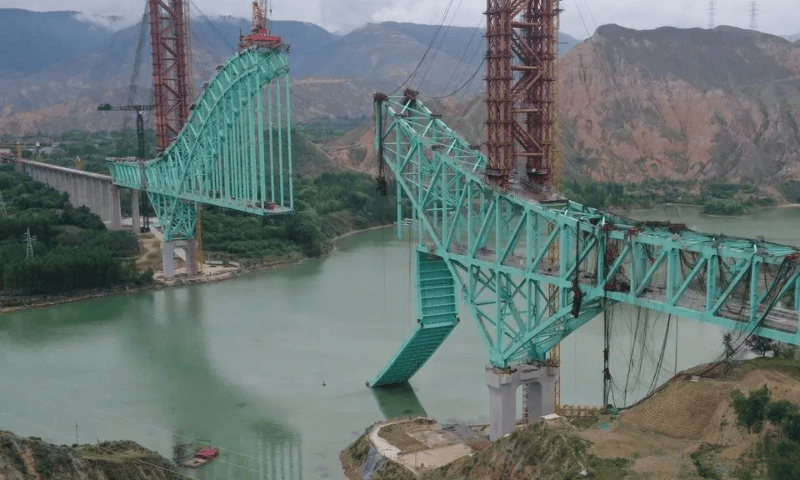 زیر تعمیر پل گرنےسے12 افراد ہلاک 4 لاپتہ