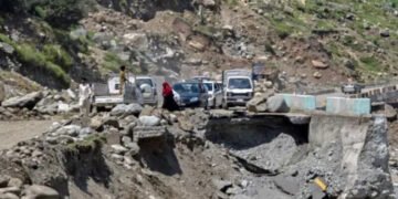 لینڈ سلائیڈنگ کےسبب کاغان اور مری روڈ بندہوگئی