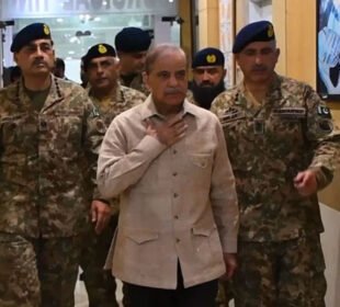 فیلڈمارشل اوروزیراعظم سیلاب زدہ علاقوں میں پہنچ گئے 5 فیلڈمارشل اوروزیراعظم سیلاب زدہ علاقوں میں پہنچ گئے