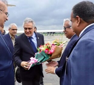 نائب وزیراعظم اسحاق ڈاربنگلہ دیش پہنچ گئے 5 نائب وزیراعظم اسحاق ڈاربنگلہ دیش پہنچ گئے