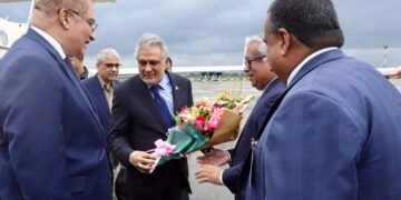 نائب وزیراعظم اسحاق ڈاربنگلہ دیش پہنچ گئے