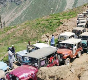 تودہ گرنےکی وجہ سےپھنسے150 سیاحوں کوریسکیو کرلیاگیا 1 تودہ گرنےکی وجہ سےپھنسے150 سیاحوں کوریسکیو کرلیاگیا