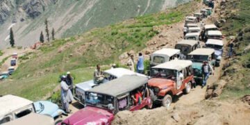 تودہ گرنےکی وجہ سےپھنسے150 سیاحوں کوریسکیو کرلیاگیا