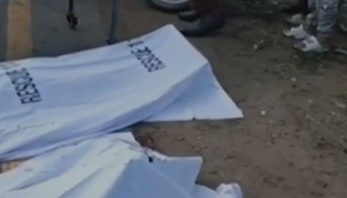 بس کی چھت پر بیٹھے دو لڑکے حادثے کا شکار ہوکر جاں بحق