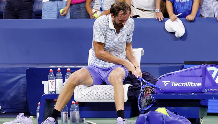 یو ایس اوپن:روسی کھلاڑی میدودیونےغصے میں ریکٹ توڑڈالا 1 یو ایس اوپن:روسی کھلاڑی میدودیونےغصے میں ریکٹ توڑڈالا