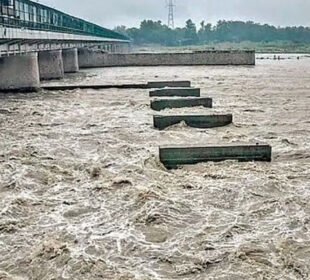 دریائے چناب میں پانی کی سطح میں خطرناک اضافہ، حفاظتی اقدامات تیز کر دیے گئے 10 دریائے چناب میں پانی کی سطح میں خطرناک اضافہ، حفاظتی اقدامات تیز کر دیے گئے