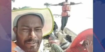 ریسکیو کشتی سیلاب کے دوران خراب ، اہلکار کا حوصلہ اورگانا سوشل میڈیا پر وائرل