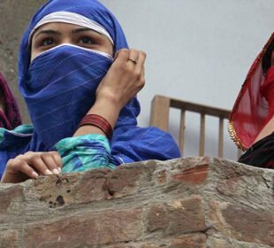 خواتین کوہراسانی سےبچانےکےلیے"پنک بٹن" لگانےکا فیصلہ