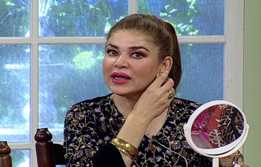 لڑکا الٹا لٹک جائے تب بھی اپنی تصویریں نہ بھیجیں