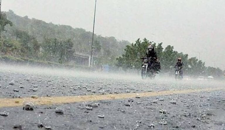 IMG-20250803-WA0016لاہور کے کئی علاقوں میں بارش سے موسم خوشگوار