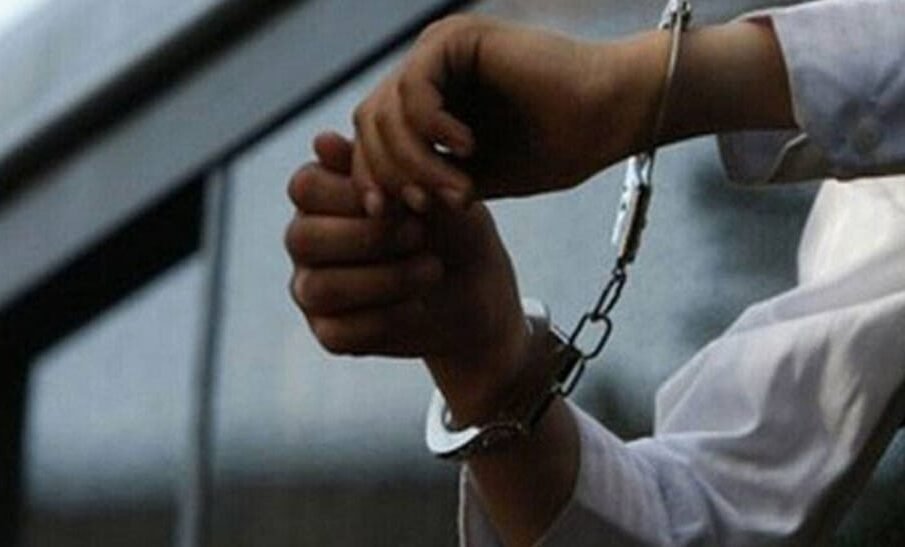 سابق وزیر جلسے میں جاتے ہوئے گرفتار