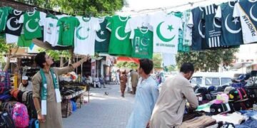 بچے، بڑے اور بوڑھے سب جشن آزادی کی تیاریوں میں مصروف