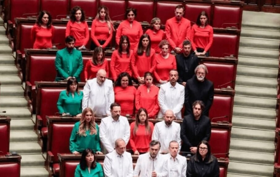 ارکان پارلیمنٹ نے فلسطین کے پرچم والا لباس پہن لیا 1 ارکان پارلیمنٹ نے فلسطین کے پرچم والا لباس پہن لیا