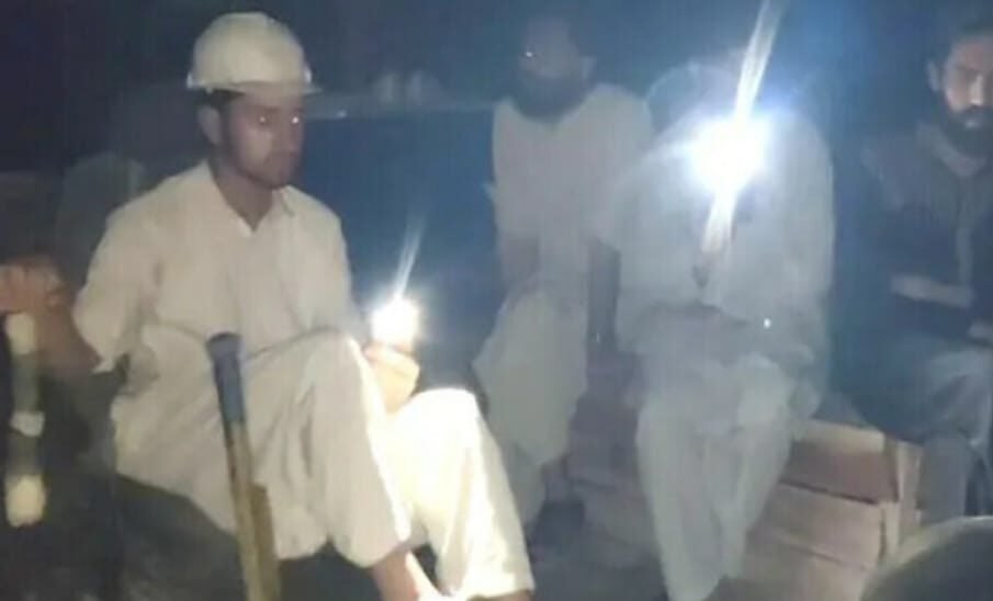 زمرد کان سے 7 گھنٹے بعد مزدوروں کو نکال لیا گیا