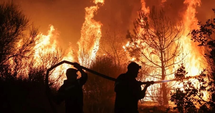 فرانس میں آگ نے 27 ہزار ایکڑ اراضی کو لپیٹ میں لے لیا 1 فرانس میں آگ نے 27 ہزار ایکڑ اراضی کو لپیٹ میں لے لیا