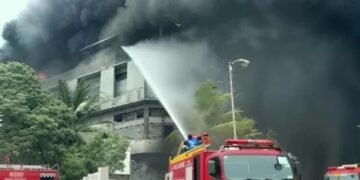 بریکنگ نیوز : فیکٹری میں آگ لگنے سے ایک عمارت منہدم، 3 فیکٹریاں لپیٹ میں
