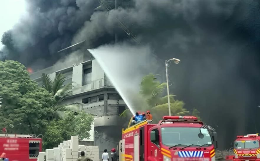 بریکنگ نیوز : فیکٹری میں آگ لگنے سے ایک عمارت منہدم، 3 فیکٹریاں لپیٹ میں