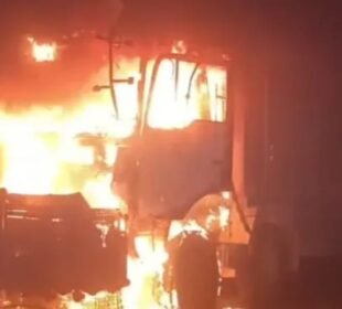 مشتعل افراد نے کراچی میں 7 ڈمپرز کو آگ لگا دی