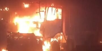 مشتعل افراد نے کراچی میں 7 ڈمپرز کو آگ لگا دی