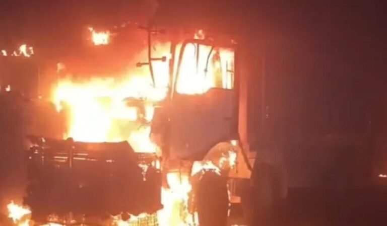 IMG-20250810-WA0001مشتعل افراد نے کراچی میں 7 ڈمپرز کو آگ لگا دی