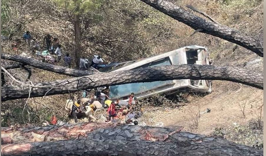 باراتیوں کی گاڑی کھائی میں گر گئی