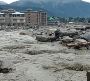 لینڈ سلائیڈنگ سے ملبے تلے دب کر 8 مزدور جاں بحق 4 لینڈ سلائیڈنگ سے ملبے تلے دب کر 8 مزدور جاں بحق