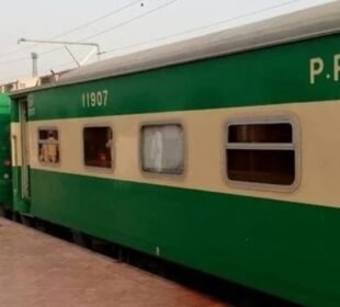 لاہور سے ملتان جانے والی ٹرین کو حادثہ 2 لاہور سے ملتان جانے والی ٹرین کو حادثہ