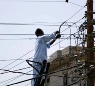 بجلی چوری پر پورے گاؤں کی بجلی کاٹ دی گئی